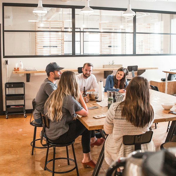 Equipo de trabajo en una reunión